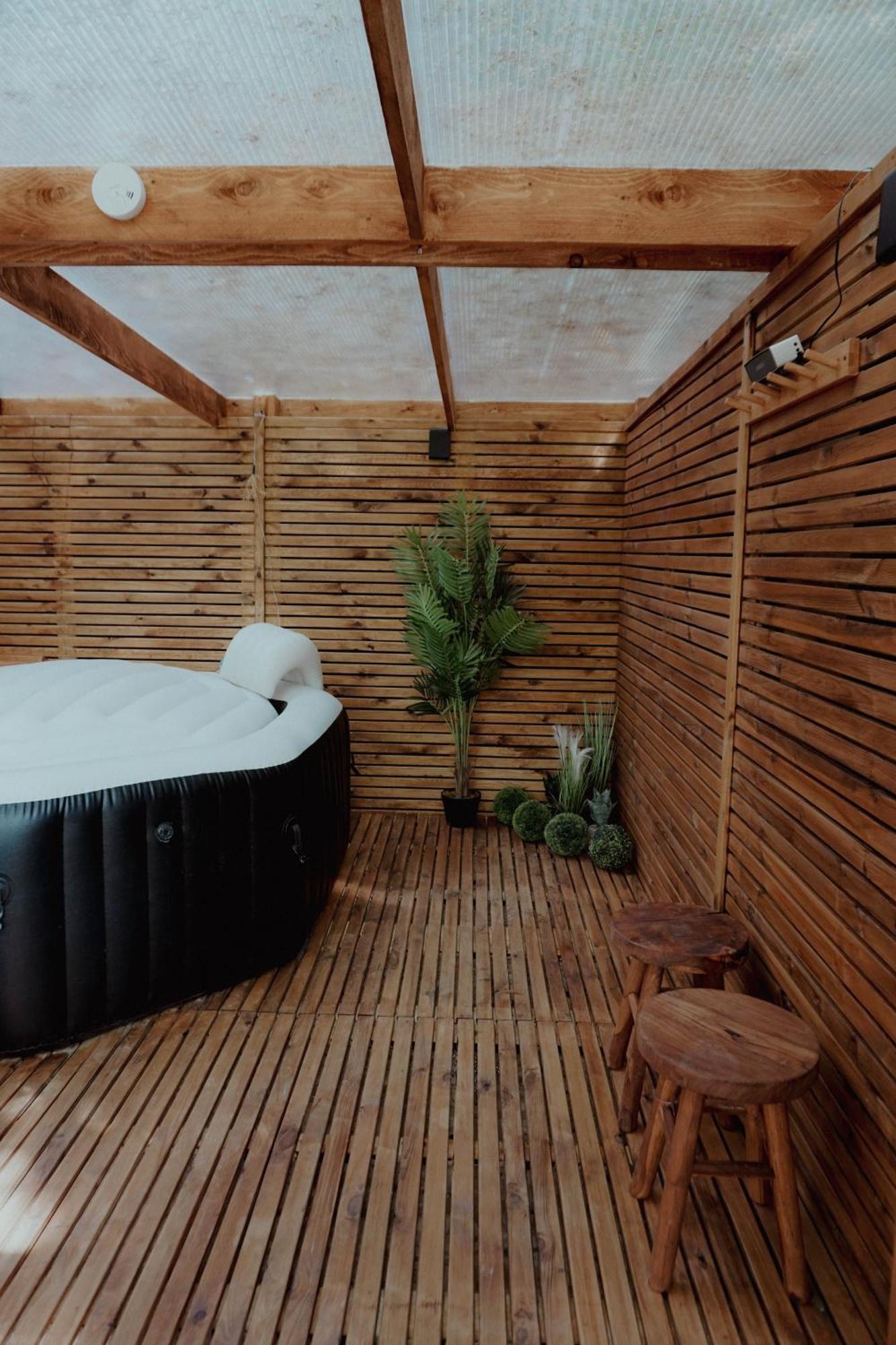 Le Chalet Tipi Avec Jacuzzi Et Jardin Troyes Esterno foto
